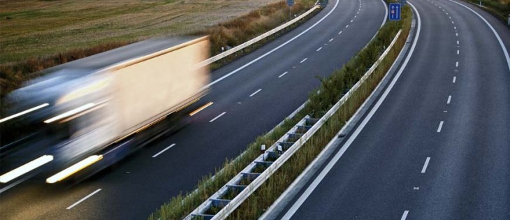 El Servei Català de Trànsit mantendrá la obligación de circular por el carril derecho en la AP-7 a los camiones de más de 7,5 toneladas.